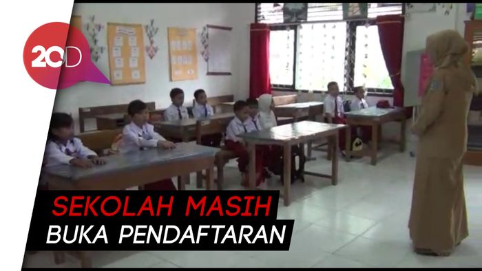 Penampakan Bangku Kosong di SDN Kendari saat Tahun Ajaran Baru