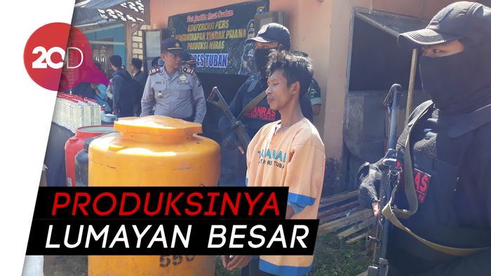 Petugas Gerebek Pabrik Miras Bermodus Rumah Kosong di Tuban!