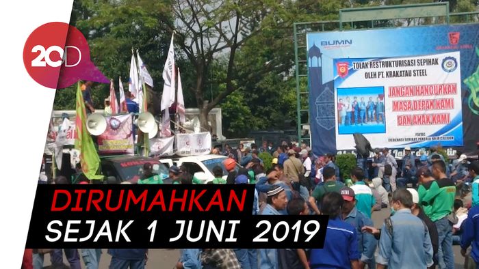 Tolak PHK, Buruh Geruduk Pabrik Krakatau Steel