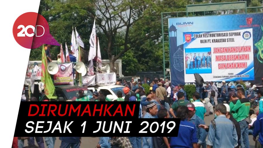 Tolak PHK, Buruh Geruduk Pabrik Krakatau Steel