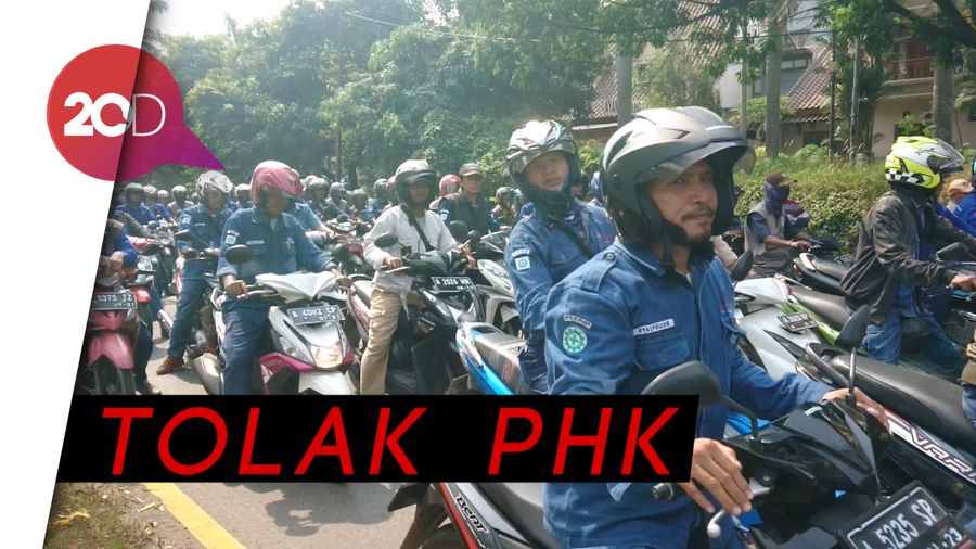 Demo Berlanjut, Buruh Blokir Jalan Kawasan Industri Krakatau Steel