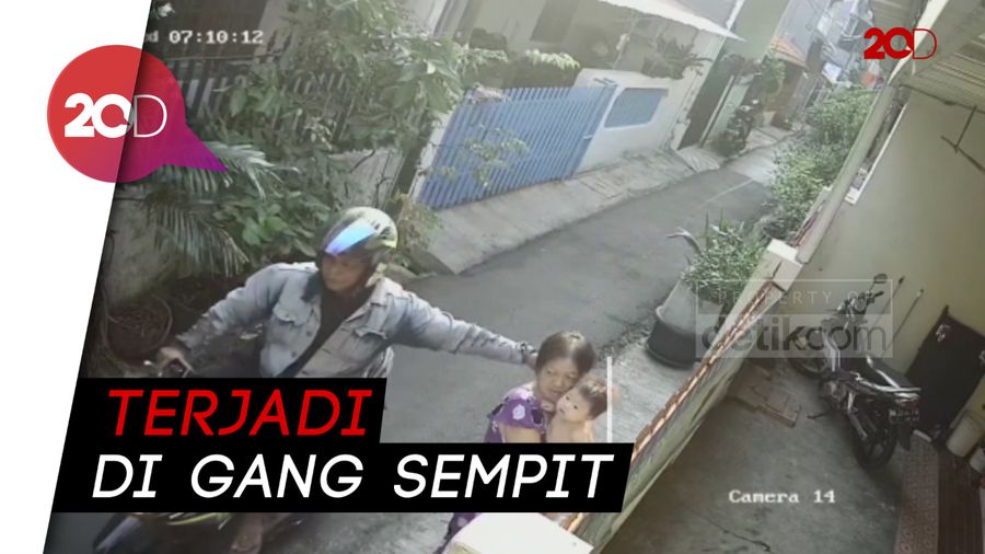 Detik-detik Ibu dan Bayinya Terpental Usai Dijambret
