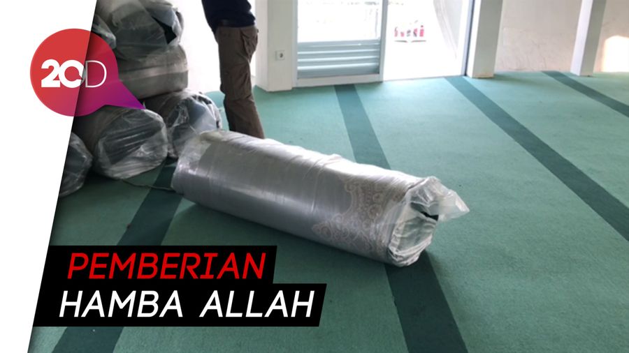 Masjid Al Munawaroh Dipasang Karpet Baru