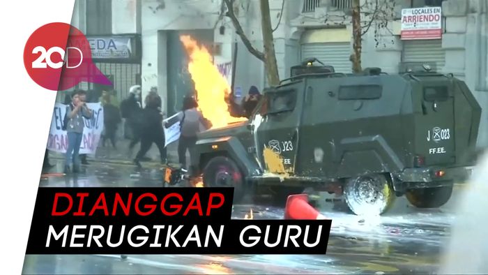 Unjuk Rasa Guru di Chile Berakhir Ricuh, Mobil Polisi Dibakar