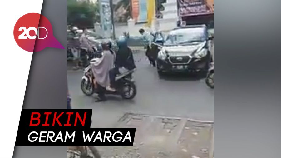 Hendak Ditangkap, Pengemudi Ugal-ugalan Acungkan Senjata Tajam   