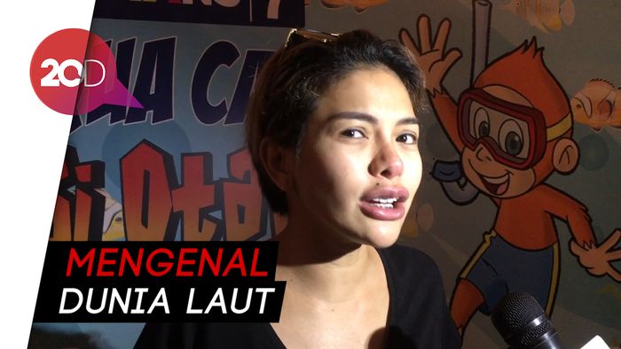 Keseruan Nikita Mirzani Antar Anak Berkemah di Akuarium