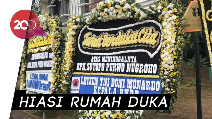 Karangan Bunga Mulai Hiasi Kediaman Sutopo Purwo Nugroho