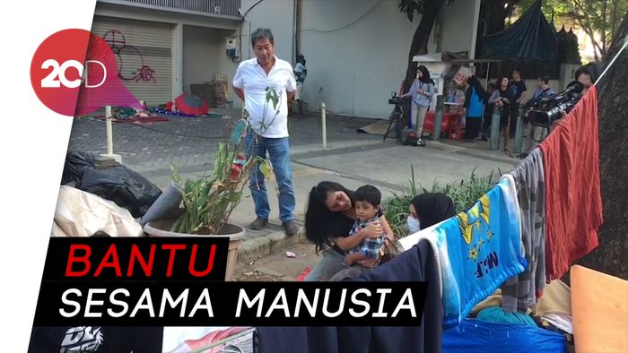 Merasa Iba, Astri Kerap Bagi-bagi Makanan ke Pencari Suaka