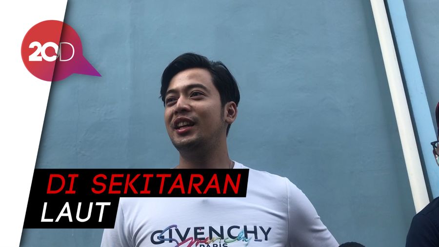 Kriss Hatta Lempar Celana Dalam untuk Buang Sial