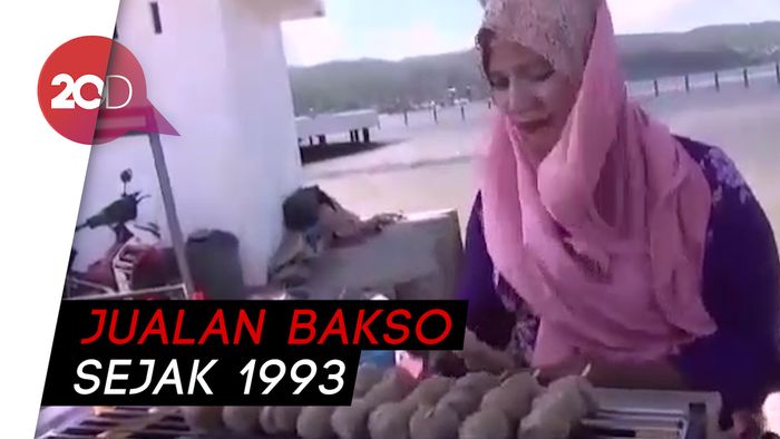 Haru! Tukang Bakso Bakar Naik Haji Setelah 25 Tahun Menabung
