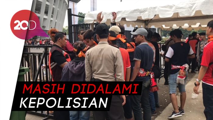 Polisi Amankan 30 Suporter Diduga Bobotoh di GBK