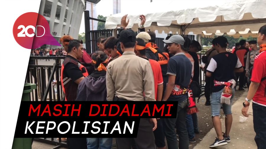 Polisi Amankan 30 Suporter Diduga Bobotoh di GBK