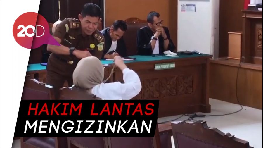 Ditegur Hakim, Ternyata Ratna Sarumpaet Bertasbih di Sidang Vonis