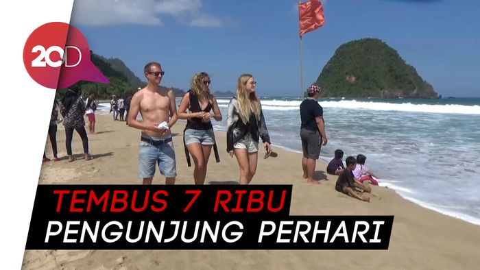 Libur Sekolah, Pantai Pulau Merah Diserbu Pengunjung