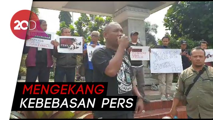 Tolak Raperda KIP, Jurnalis Geruduk Pendopo Sukabumi
