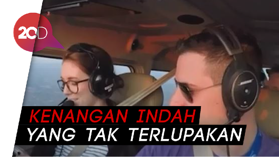 So Sweet! Pilot Ini Lamar Kekasihnya di Dalam Pesawat
