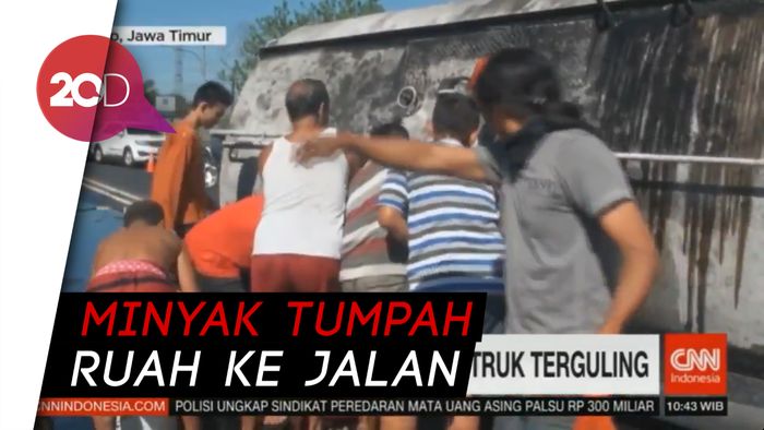 Truk Terguling Tumpahkan Minyak Goreng, Diserbu Warga Mojokerto
