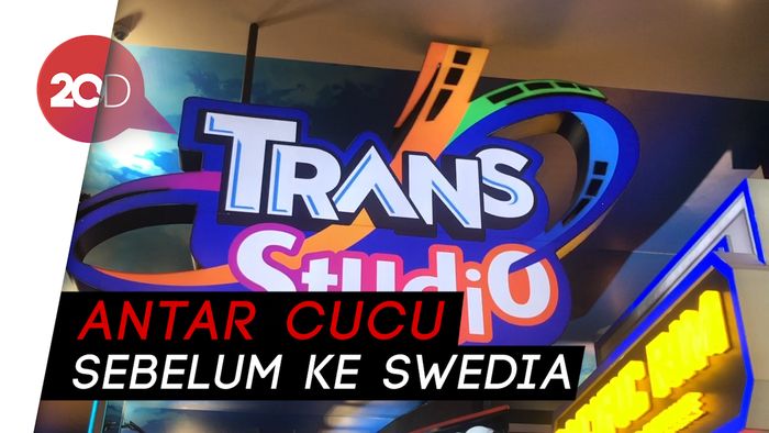 Antusias Pengunjung Menikmati Wahana di Trans Studio Cibubur