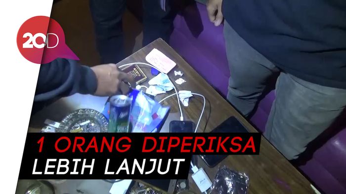Asyik Karaoke Sambil Merokok Gorilla, 7 Pemuda Diamankan