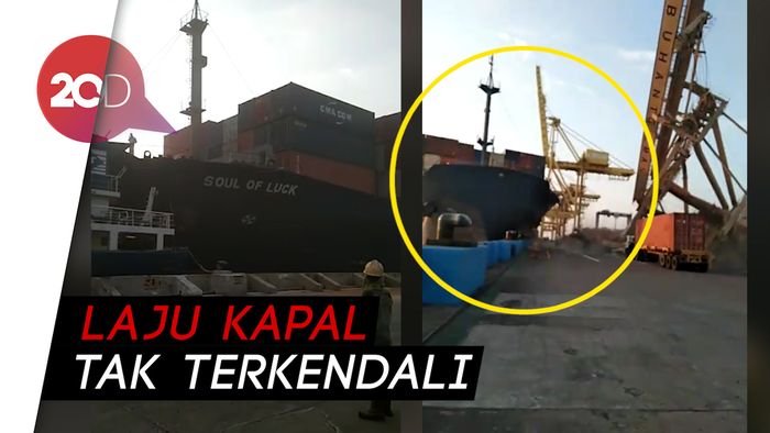 Kapal Tabrak Crane hingga Ambruk di Pelabuhan Semarang