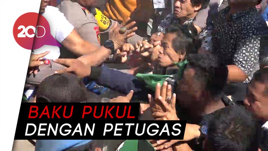 Kericuhan Pendemo-Polisi di HUT ke-479 Mamuju