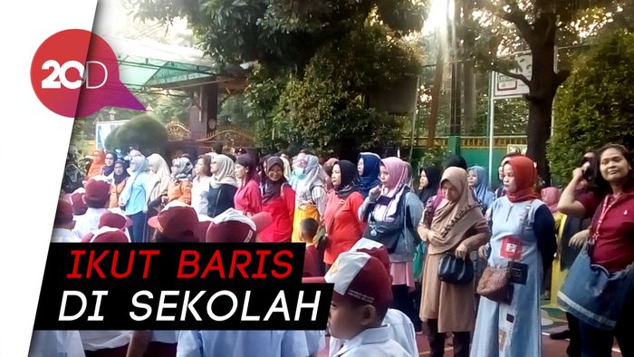 Orang Tua Rela Ikut Upacara di Hari Pertama Sekolah