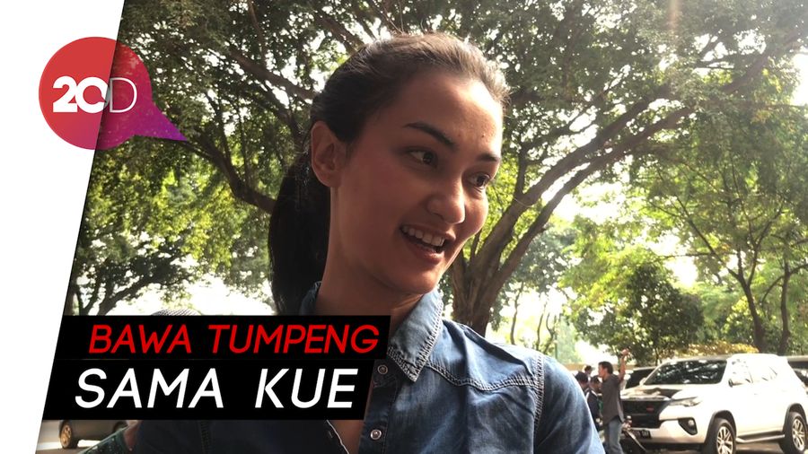 Atiqah Hasiholan Rayakan Ultah Ratna Sarumpaet Ke-70 di Tahanan