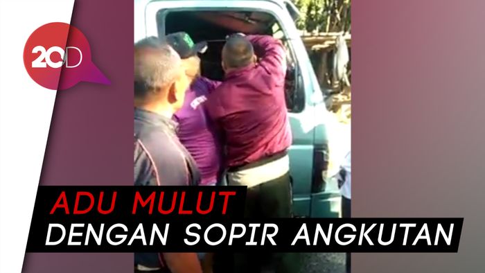 Heboh Pemobil Cekcok Bawa Pedang Samurai di Jalanan Cirebon