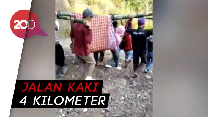 Akses Jalan Rusak, Wanita Ini Ditandu Sarung ke Puskesmas usai Melahirkan