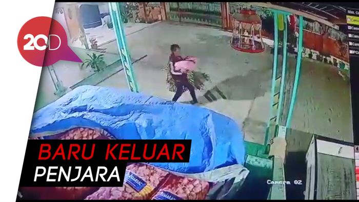 Terekam CCTV, Pria Ini Nekat Curi 3 Karung Bawang 