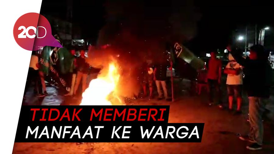 Gelar Aksi di Malam Hari, Mahasiswa Tolak Pembangun DPRD Sultra
