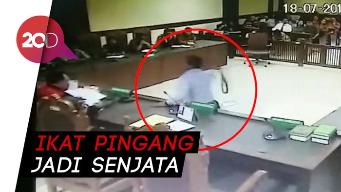 Inilah Rekaman CCTV Saat Pengacara Menyerang Hakim PN Jakpus
