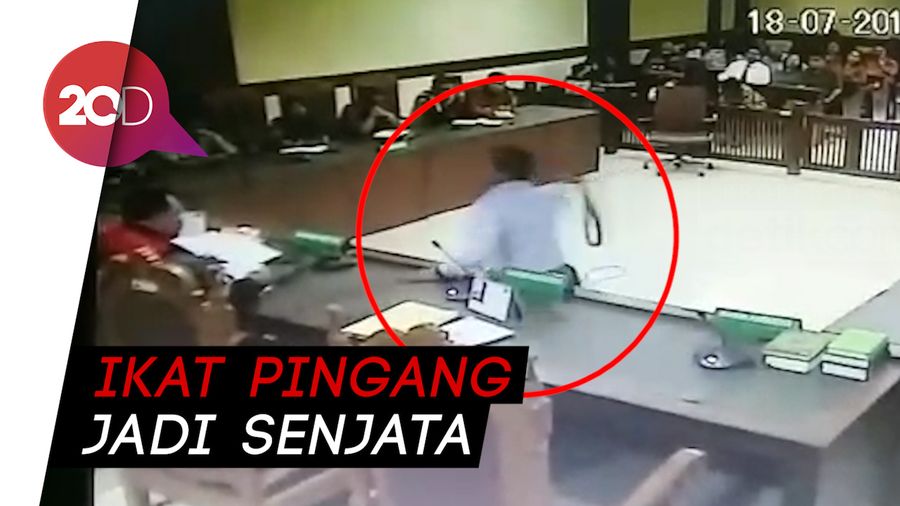 Inilah Rekaman CCTV Saat Pengacara Menyerang Hakim PN Jakpus