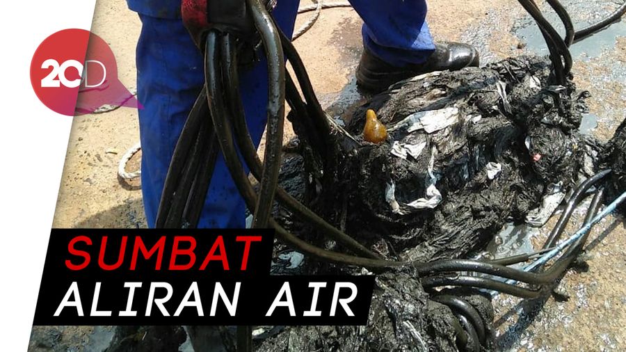 Sampah di Gorong-gorong Mega Kuningan, Plastik hingga Kondom Bekas