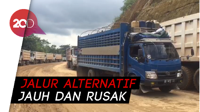 Sopir Truk Merugi Gegara Jalur Trans Sulawesi Ditutup