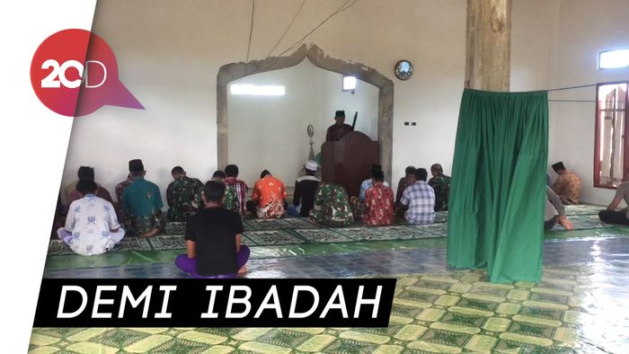 Warga dan TNI-Polri Salat Jumat Bersama di Mesuji