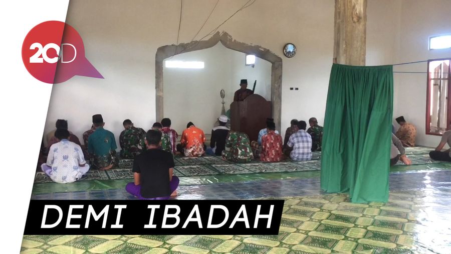 Warga dan TNI-Polri Salat Jumat Bersama di Mesuji