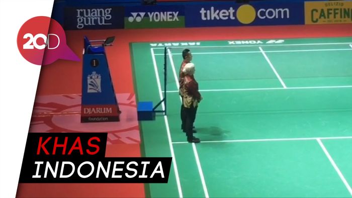 Berbatik! Gaya Wasit dan Hakim Garis di Indonesia Open 2019