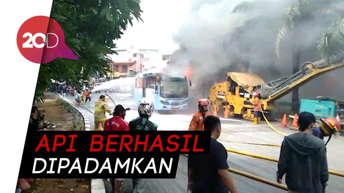 Detik-detik Terbakarnya Bus Transjakarta di Jaktim