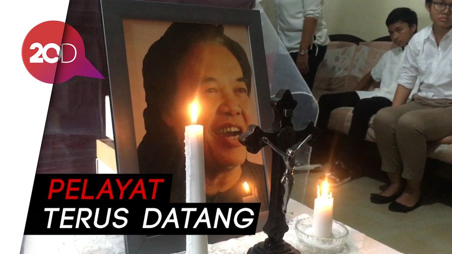 Karangan Bunga Jokowi Hiasi Rumah Duka Arswendo Atmowiloto