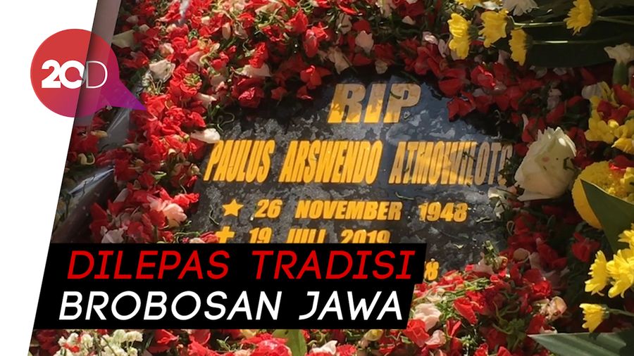 Pemakaman Arswendo Atmowiloto di San Diego Hills Berjalan Khusyuk