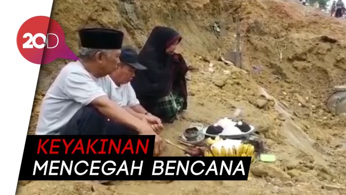 Warga Gelar Ritual Tolak Bala di Jalanan Longsor Sulawesi