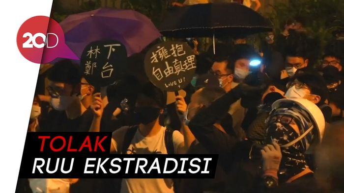  Hong Kong Memanas, Polisi Tembakkan Gas Air Mata dan Peluru Karet