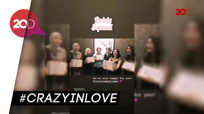 Prikitiw! Ciee.. Ciee.. Cut Meyriska Bagi-bagi Seragam Nikahan