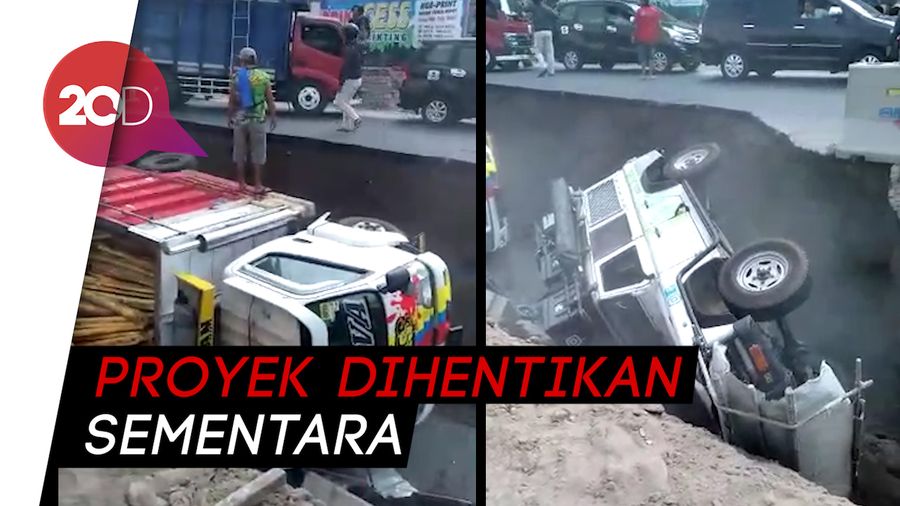 2 Mobil Terguling dan Nyemplung ke Galian Proyek Underpass di Yogya