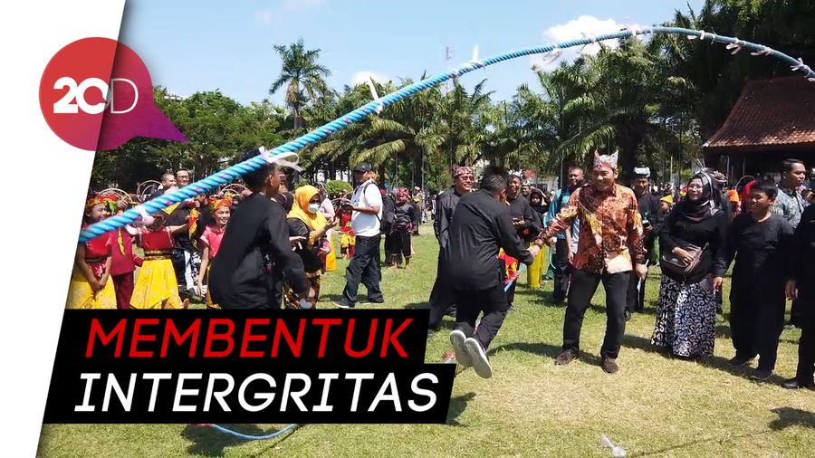 Asik! Para Siswa di Banyuwangi Ajak Wakil Ketua KPK Bermain