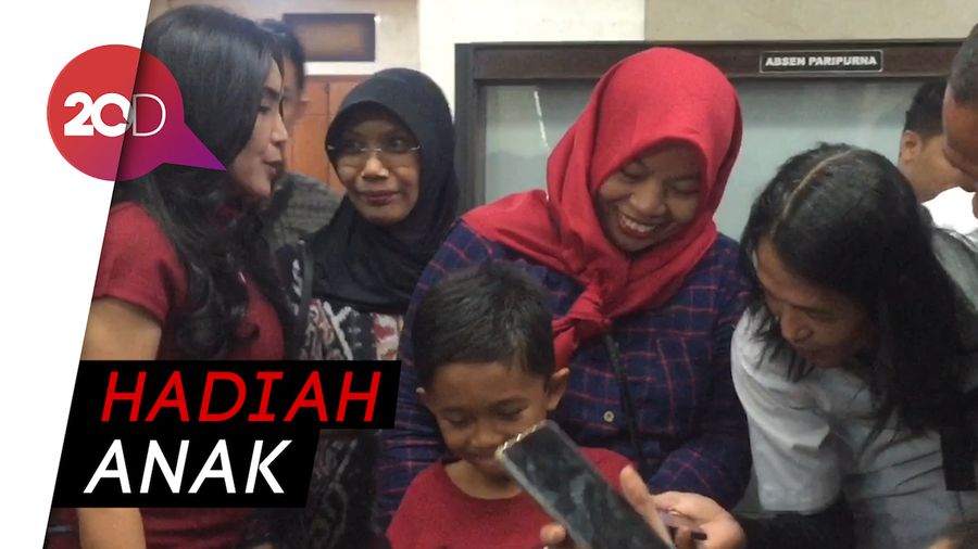 Baiq Nuril Peluk Anaknya di Hari Anak Nasional