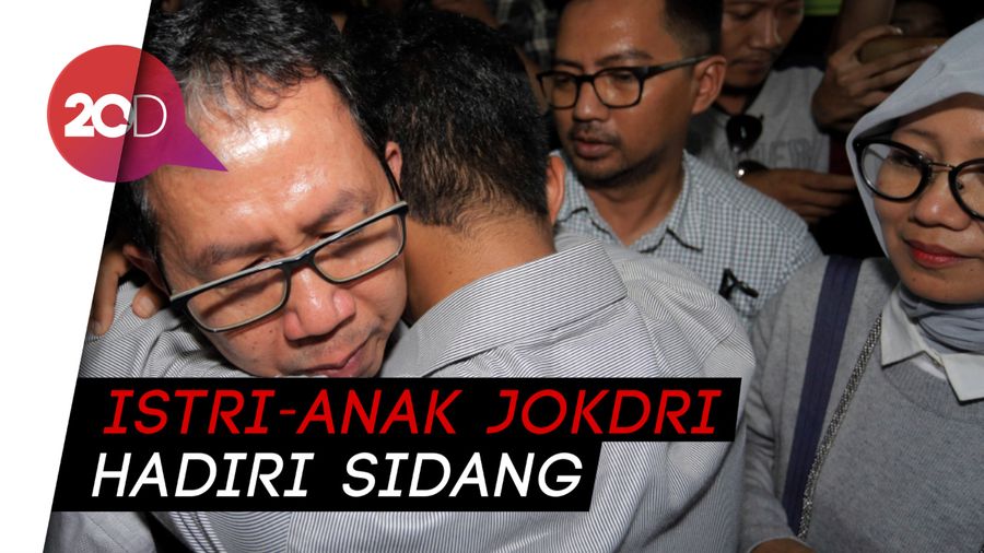 Kecup-Peluk Sang Istri Usai Jokdri Divonis 1,5 Tahun Bui