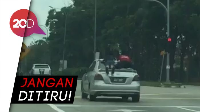 Ngeri! 2 Bocah bak Superman di Atas Mobil yang Melaju Kencang