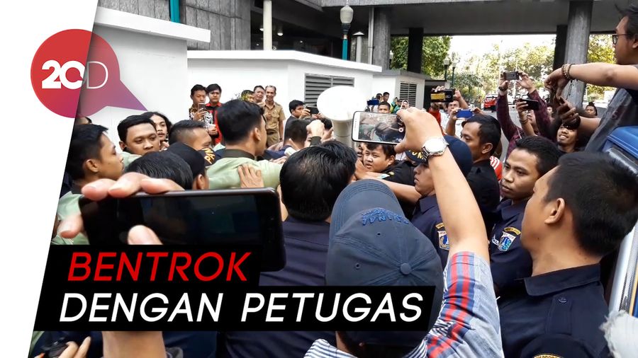 Ricuh! Mahasiswa Demo di Balai Kota, Tolak IMB Reklamasi